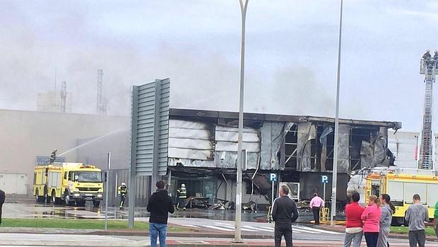 Bomberos sofocan un fuego en el centro comercial de Palmones