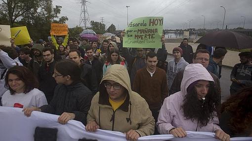 Ingeniería corta la carretera de Las Aletas para exigir una pasarela en el campus de Puerto Real