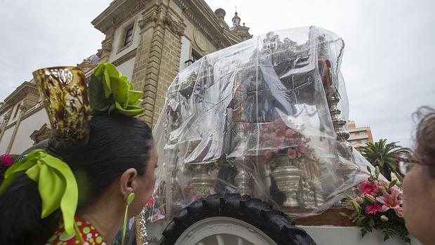 La lluvia castiga a los romeros camino del Rocío