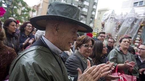 Un romero, junto al simpecado