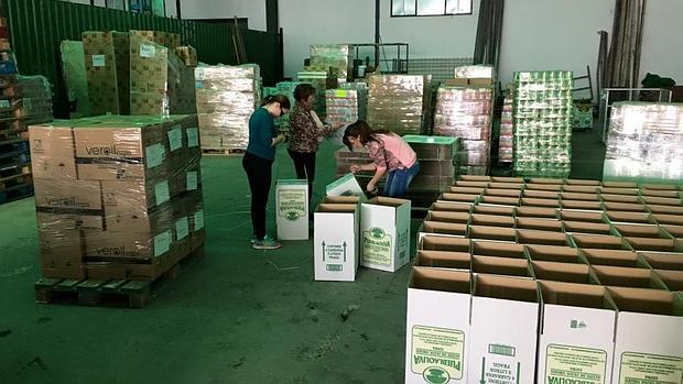 Algunas voluntarias de La Puebla de Cazalla colaboran empaquetando productos