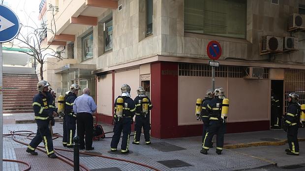 Los bomberos actuando en el lugar del incendio