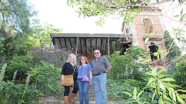 Mayca Martínez, junto a los hermanos Ruth y Conrado Engelhardt