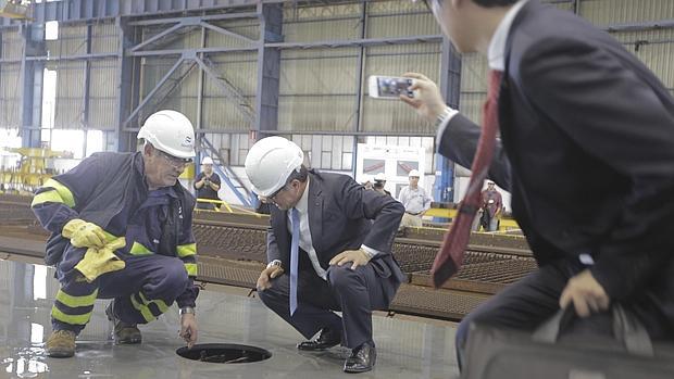 Ingenieros coreanos supervisando el corte de chapa de los petroleros en Puerto Real