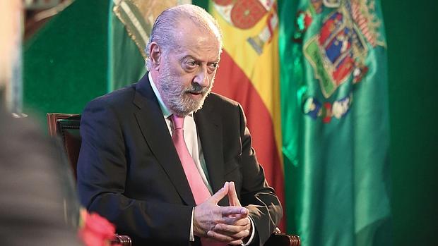 El presidente de la Diputación de Sevilla, Fernando Rodríguez Villalobos, durante la entrega de medallas de la provincia