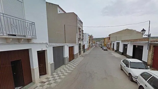 Calle Tres de Abril, en Badolatosa, donde ocurrió el tiroteo el pasado 8 de mayo