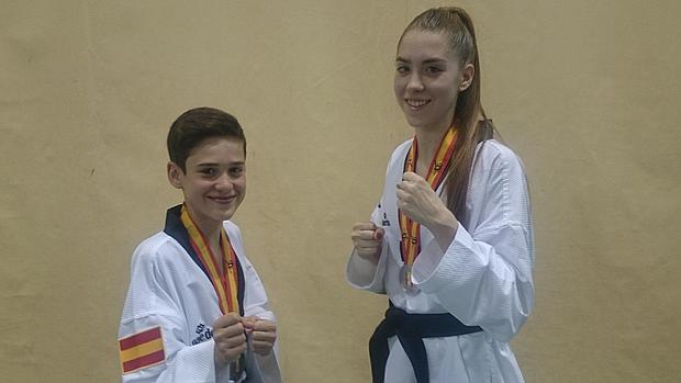 Nicolás y María Jiménez Lama, con sus recientes medallas