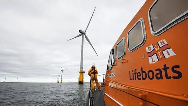 Inspección en barco de los molinos de viento de Dong Energy en el Mar del Norte