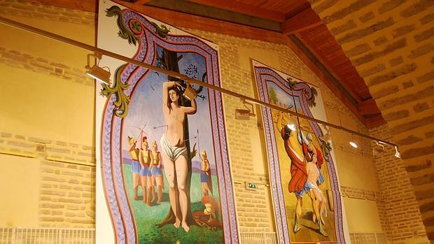 Alumnos decoran las paredes de una iglesia con grandes murales en los que emplearon cuatro años