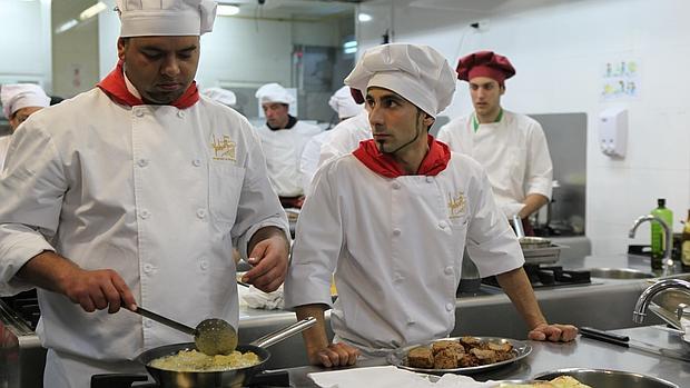 Alumnos de la Escuela de Cocina en una de sus clases prácticas