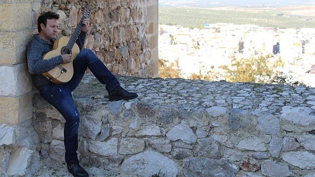 José Delgado ensayando en el Castillo de Morón con su inseparable guitarra