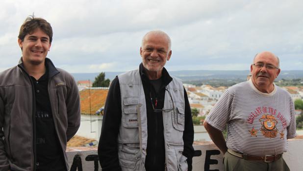 El brasileño Marcos Tanure, Alex Lebón (de Isla Reunión) y Manuel, malagueño, en Castilblanco de los Arroyos