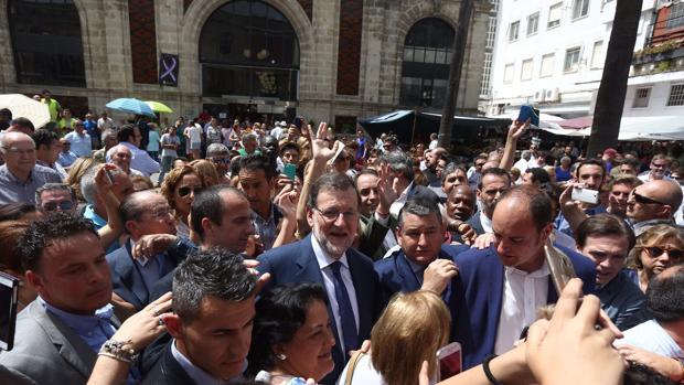 Rajoy es recibido en Jerez a gritos de «presidente, presidente»