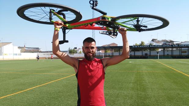 Rafael Gómez Chacón celebra su medalla de oro mundial