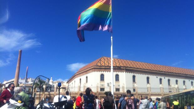 La bandera arco iris se iza en la plaza de Sevilla por el Día Internacional del Orgullo LGBTQI