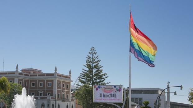 La bandera arcoíris ondeará un día más en la capital con un crespón negro por el atentado de Orlando