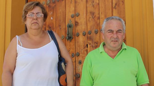 Fernanda Arenillas, bibliotecaria, y Juan Manuel Figueroa, policía local