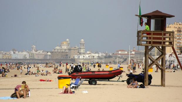 Cádiz comenzará mañana la temporada media de playas