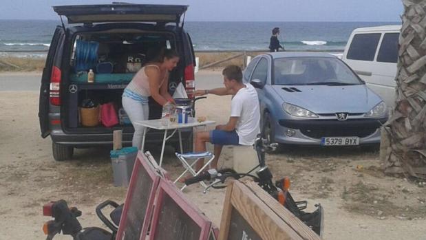 Hosteleros de El Palmar denuncian el gran número de autocaravanas y furgonetas aparcadas en la playa