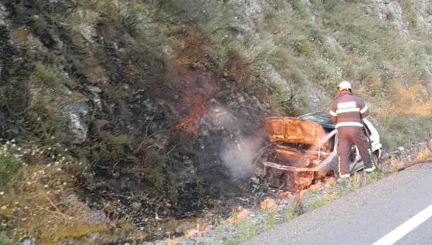 Un incendio calcina un turismo que circulaba por la carretera de Arcos