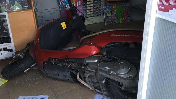 Roban en una papelería en Cádiz mediante un alunizaje con moto