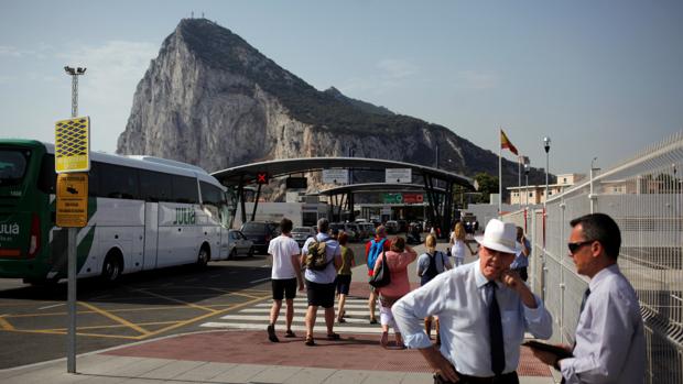 El Campo de Gibraltar lo encaja con preocupación, mientras que el Gobierno pide tranquilidad