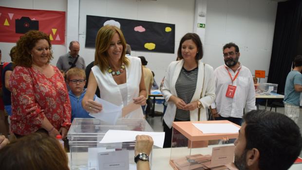 La socialista Eva Foncubierta depositando el voto