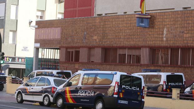 El acusado de agredir a varios agentes y de un apuñalamiento en Cádiz se entrega a la Policía