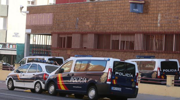 El acusado de agredir a varios agentes y de un apuñalamiento en Cádiz se entrega a la Policía