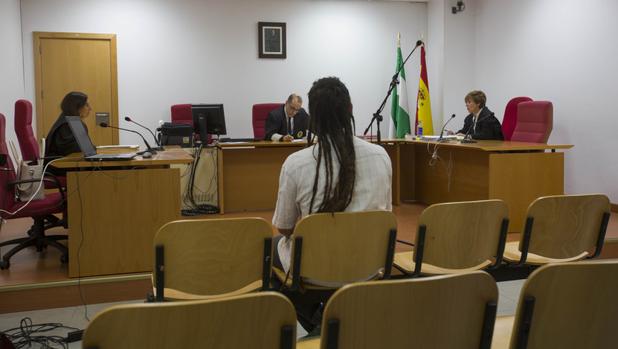 Uno de los acusados, durante la decisión de aplazamiento en Sala.