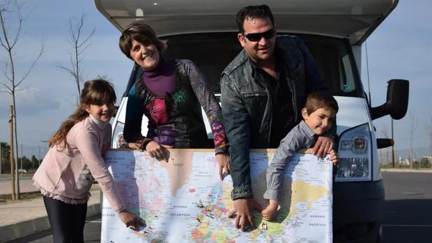 Nati Ramírez, junto a su marido, Javier Fernández, y sus dos hijos