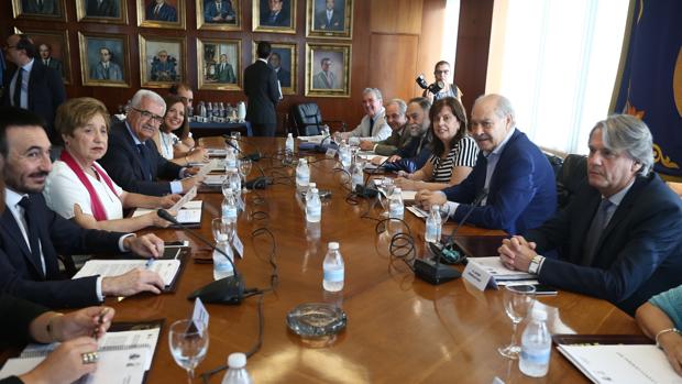 Momento de la reunión este viernes en Zona Franca del Consejo Rector de Las Aletas