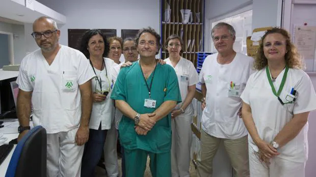 Parte de los profesionales de la Unidad de Cirugía de Columna del Servicio de Cirugía Ortopédica, Traumatología Y Reumatología del Puerta del Mar.
