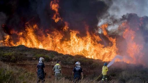 El incendio de La Línea provoca el desalojo de 420 personas de un hotel