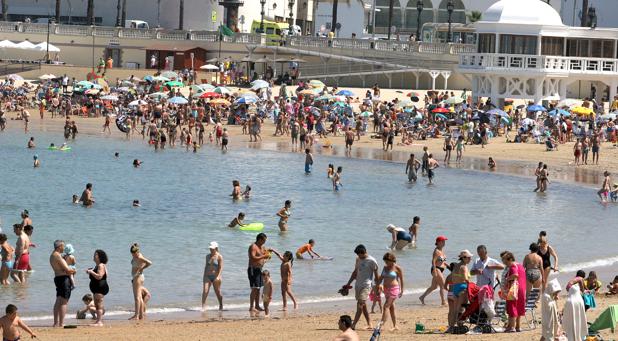 La Caleta, entre las playas donde es más difícil aparcar