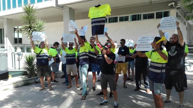 UIn momento de la protesta ante la sede de Aguas de Cádiz