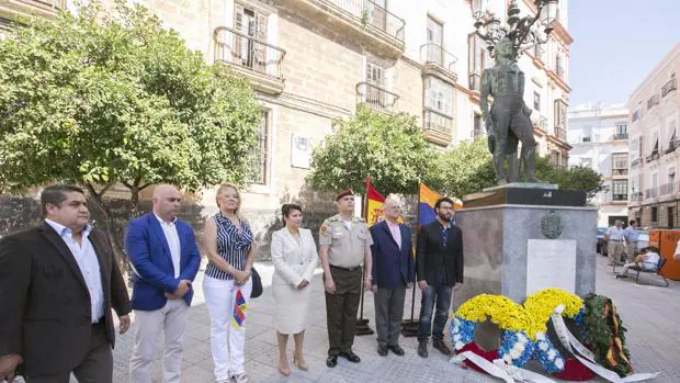 La ofrenda floral se ha celebrado junto al monumento de Francisco Miranda.