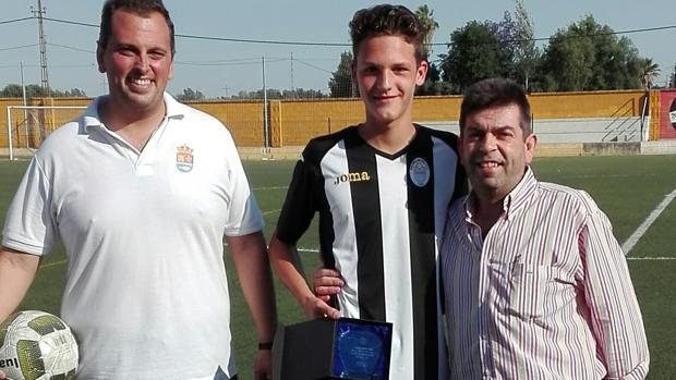 Rafa Marín junto a Pedro Luis Merat y el concejal de Deportes Paco Díaz