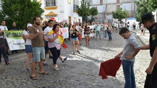 Tensión en la plaza de toros de San Fernando en una protesta antitaurina