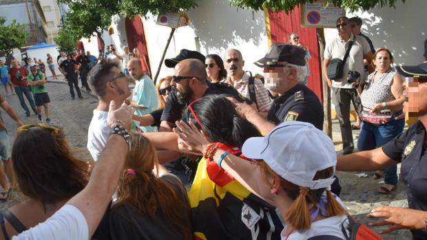 Tensión en la plaza de toros de San Fernando en una protesta antitaurina