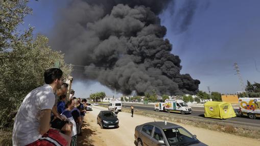 Enorme columna de humo del incendio en la fábrica Ybarra