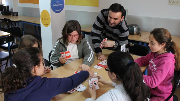 Manuel Sánchez jugando con algunos de sus alumnos