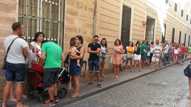 Cola de docentes para presentar las alegaciones