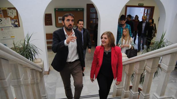 El alcalde de Tarifa, Francisco Ruiz, durante una visita de la presidenta de la Diputación, Irene García.