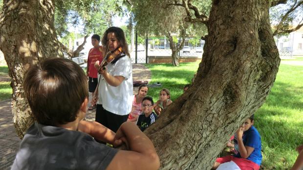 Elisa Prenda tocando en un parque de Mairena del Alcor