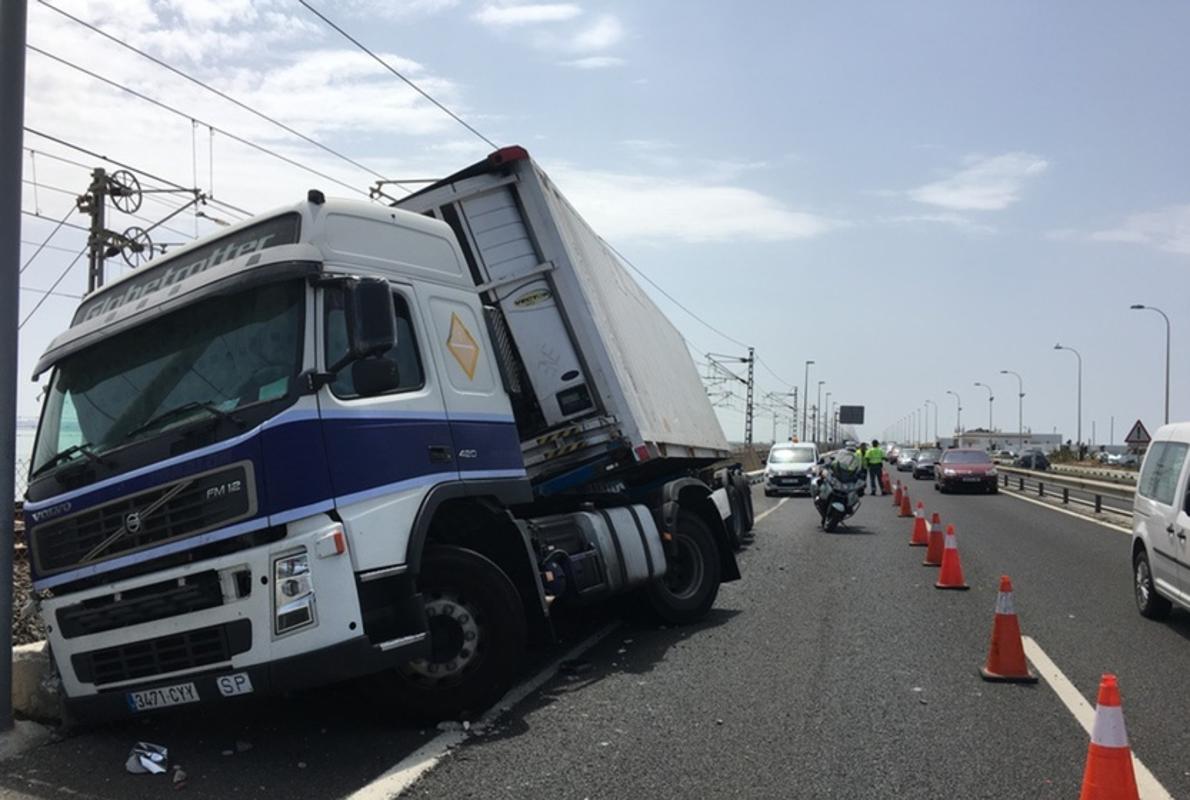 El vehículo, volcado en el arcén, cerca del Ventorrillo El Chato, en sentido hacia Cádiz.