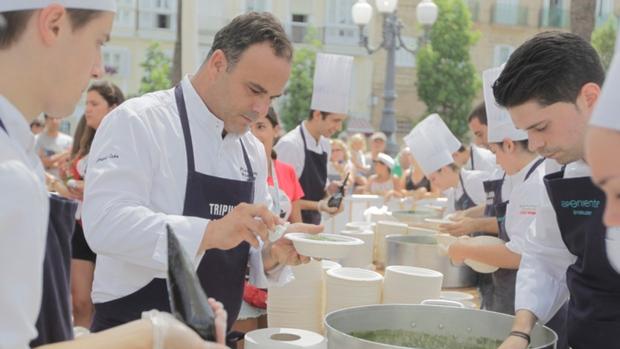 Más de mil platos de arroz con plancton como despedida de la Regata