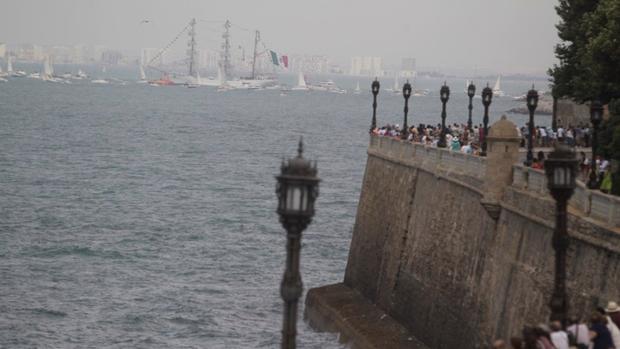 Cádiz despide entre multitudes los barcos de la regata de grandes veleros