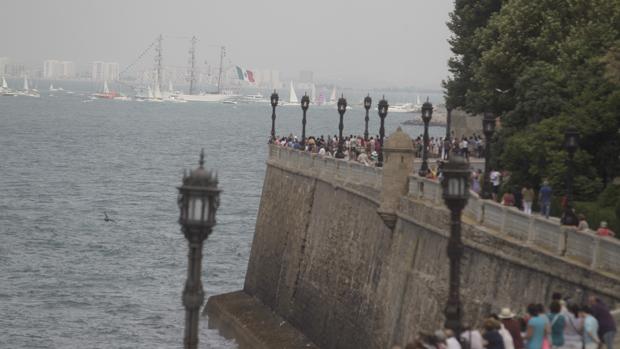 Numerosas personas se han concentrado en la Alameda para contemplar los veleros.