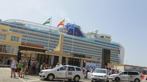 La Autoridad Portuaria limita el acceso de los taxis al muelle